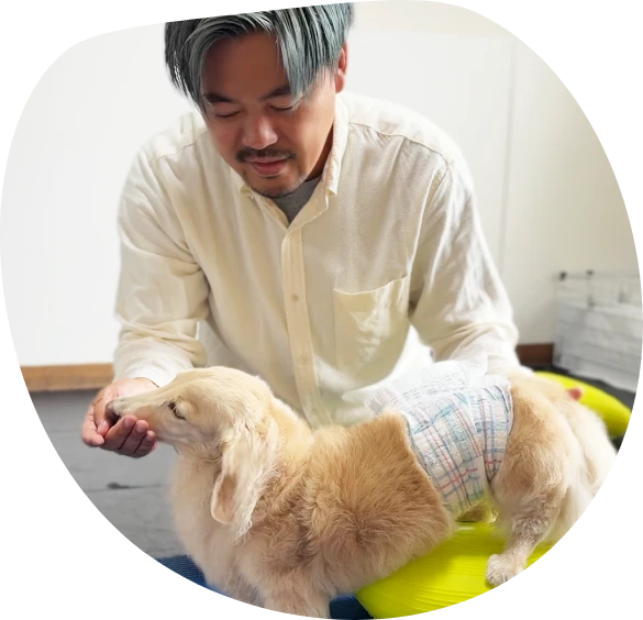 犬と向き合う寺田昌樹トレーナー